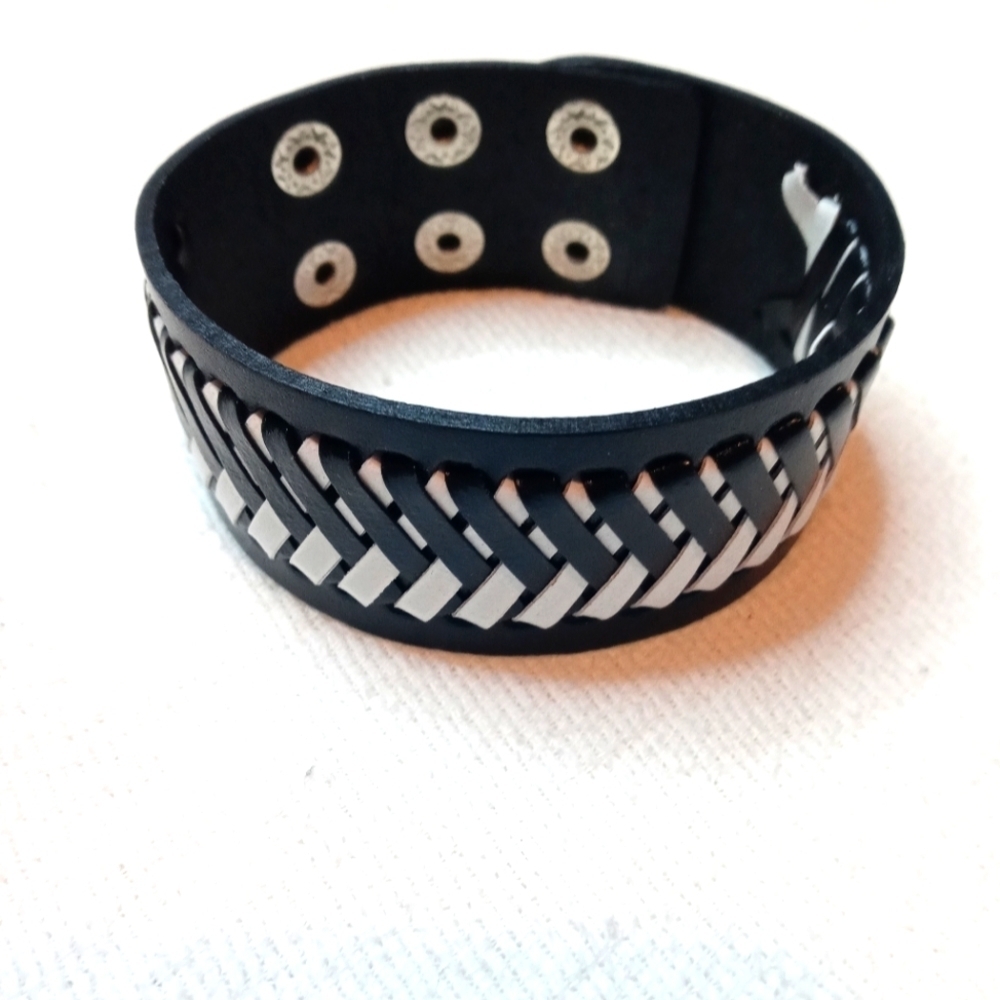 Beautiful leather black and white unisex bracelet